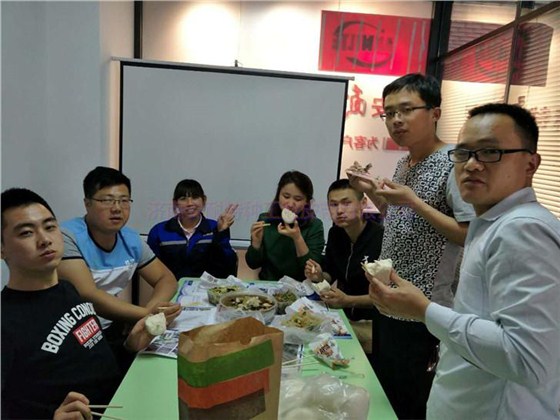 孫秀清請團隊吃板面