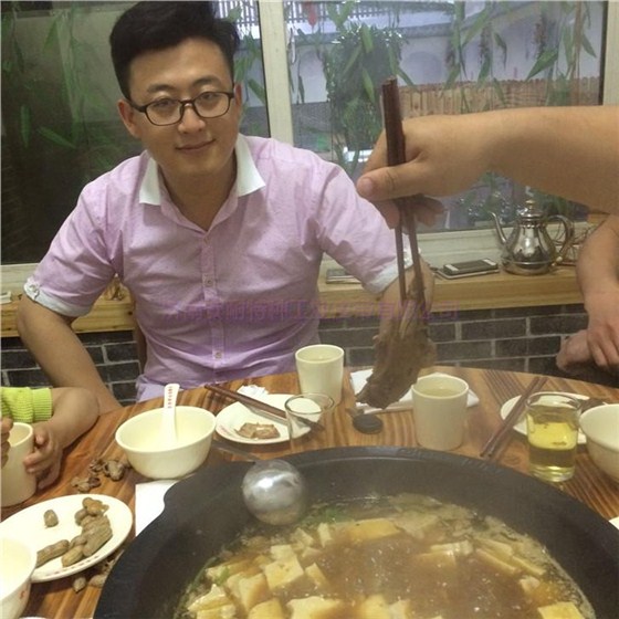 張文攀請王芳芳吃大鵝