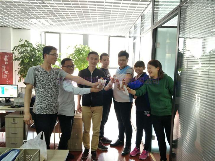 公司請沖鋒隊吃雞腿