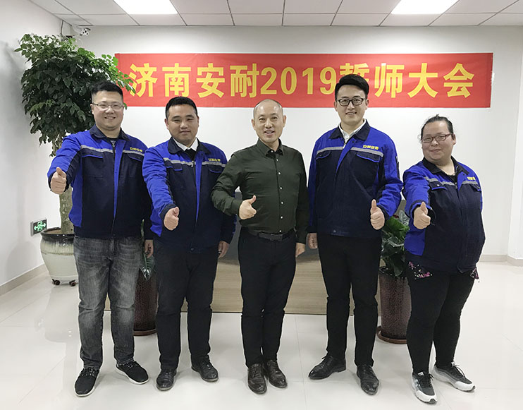 公司領(lǐng)導(dǎo)和各團(tuán)隊(duì)合影