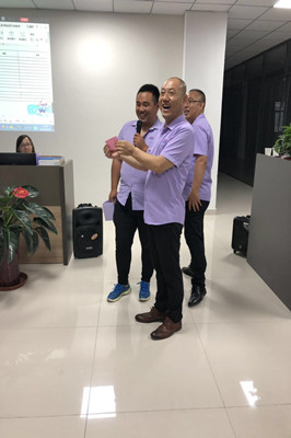 公司高總進(jìn)行抽簽PK