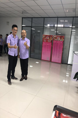 公司高總與銷售部賈經(jīng)理進(jìn)行友好切磋