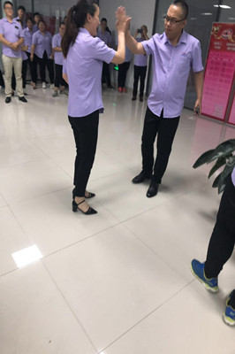 公司修總與銷售部崔經(jīng)理?yè)粽拼_定PK對(duì)手