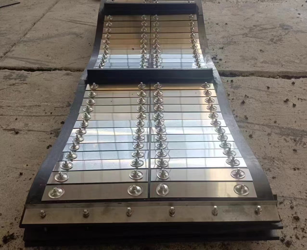 鎧甲士除鐵器皮帶